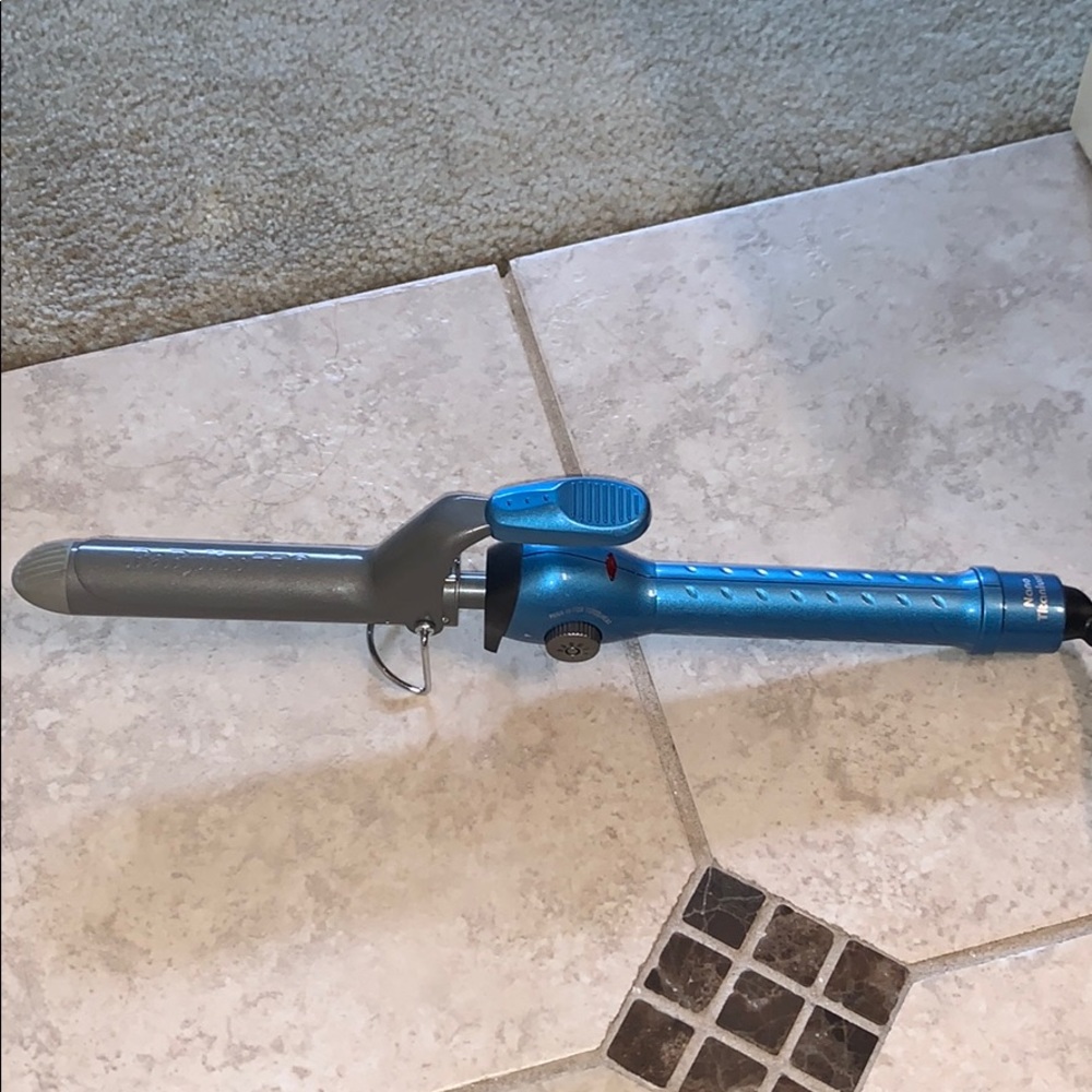 Babyliss 1 inch curling iron.